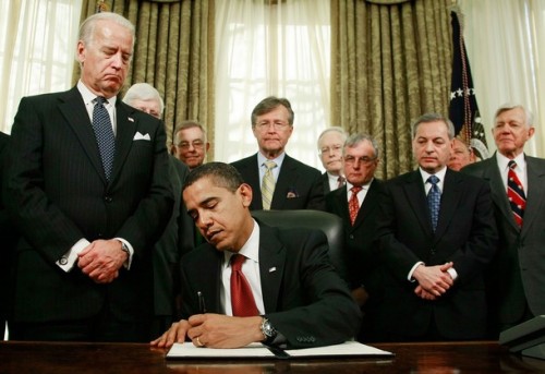 President Obama Signs an Executive Order Closing Guantanamo Bay Prison